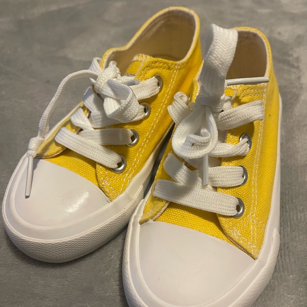 Yellow Canvas Sneakers with White Laces size 9c (26)